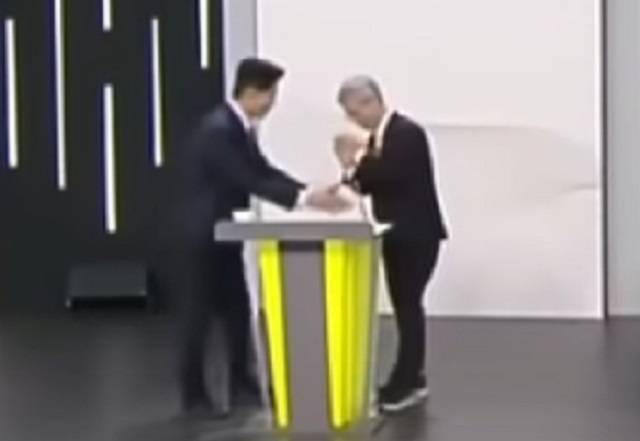 18일 제21대 대선 1차 후보자 토론회 종료 직후 김문수 국민의힘 후보(왼쪽)의 악수 요청을 거부하는 권영국 민주노동당 후보. 중앙선거관리위원회 유튜브 영상 캡처