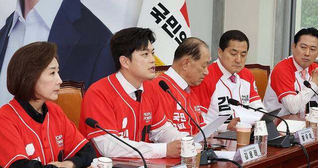 국민의힘 김용태 비상대책위원장(왼쪽 두번째)이 19일 국회에서 열린 중앙선거대책위원회 회의에서 발언하고 있다. 연합뉴스