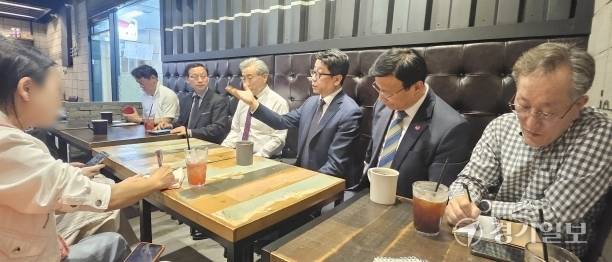 과천지킴시민연대와 과천 학부모단체가 지난 18일 신천지교회에 대한 피해 등을 공유하며 신천지 활동이 지역사회에 미칠 부정적 영향에 대해 대응책 마련을 논의하고 있다. 김형표기자