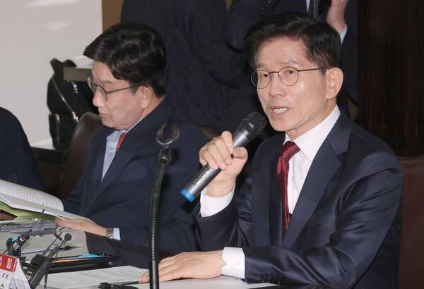 국민의힘 김문수 대선 후보가 19일 서울 중구 부영 태평빌딩에서 열린 대한노인회 간담회에 참석해 인사말을 하고 있다. 연합뉴스