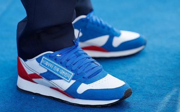 더불어민주당 이재명 대선 후보가 6·3 대통령선거 공식 선거운동 첫날인 12일 경기 화성시 동탄 센트럴파크 음악분수중앙광장 유세장에서 연설하고 있다. 이 후보가 신은 운동화에 "이제부터 진짜 대한민국"이라는 문구가 붙어 있다. 연합뉴스.