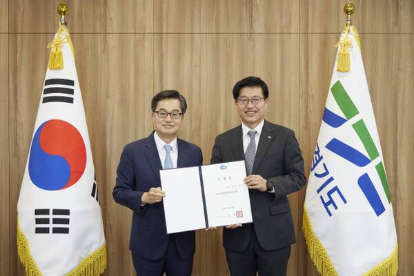 19일 김대순 신임 경기도 행정2부지사가 김동연 경기도지사로부터 임용장을 받은 뒤 기념사진을 촬영하고 있다. 경기도 제공