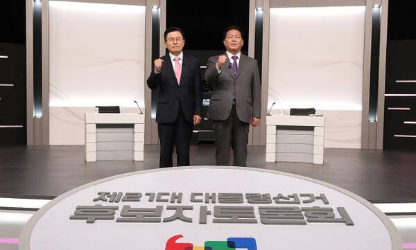 무소속 황교안(왼쪽), 송진호 대선 후보가 19일 서울 마포구 상암동 SBS 프리즘센터 스튜디오에서 열린 제21대 대선 초청 외 후보자 토론회 시작에 앞서 기념촬영을 하고 있다. 중앙선거방송토론위원회 제공