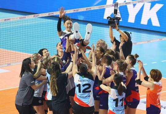 세계 올스타 선수들의 헹가래 받는 김연경. 사진[연합뉴스]