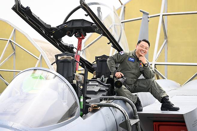 권형 원사가 전투기 F-15K 위에서 환하게 웃고 있다. [사진 = 공군]