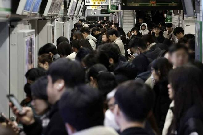 인파 몰린 지하철 승강장 모습. 본 기사와 관련 없음 [사진 = 연합뉴스]
