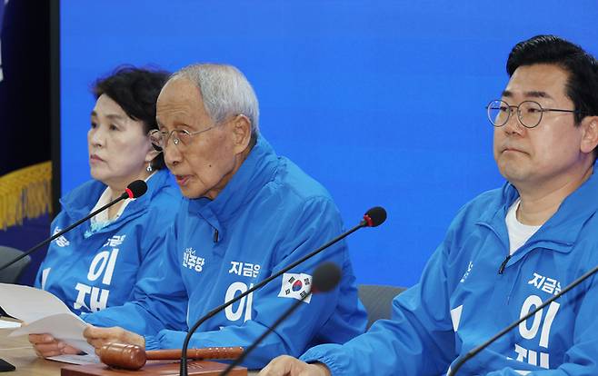 윤여준 더불어민주당 총괄선대위원장이 19일 서울 여의도 당사에서 열린 중앙선거대책위원회의에서 발언하고 있다. [사진 출처 = 연합뉴스]