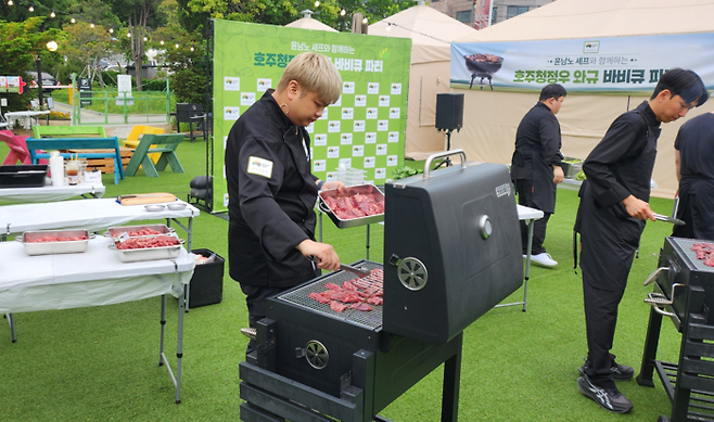 호주청정우 홍보대사 윤남노 셰프가 호주청정우 와규를 굽고 있다. 안병준 기자