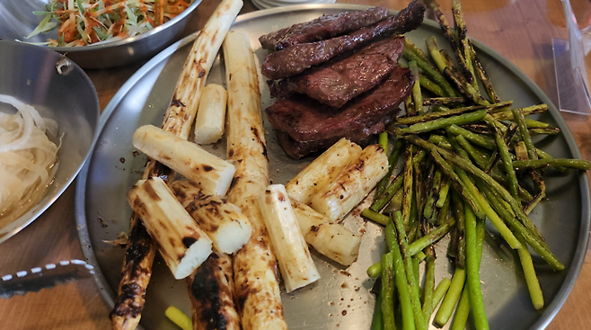 호주청정우 와규와 구운 화이트 아스파라거스, 마늘종. 안병준 기자