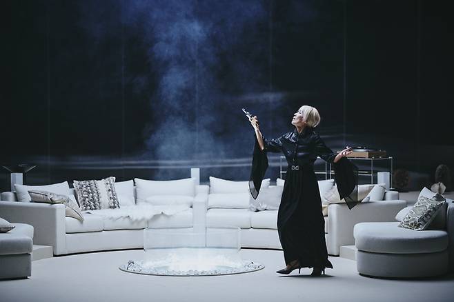 연극 ‘헤다 가블러’에서 헤다 테스만(이혜영)이 권총을 들고 춤을 추고 있다. <국립극단>