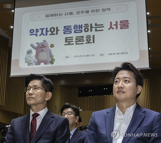 김문수 국민의힘 대선 후보(왼쪽)와 이준석 개혁신당 대선후보가 19일 서울 중구 서울시청에서 열린 ‘약자와 동행하는 서울 토론회’에 참석해 나란히 앉아 있다. <사진=연합뉴스>