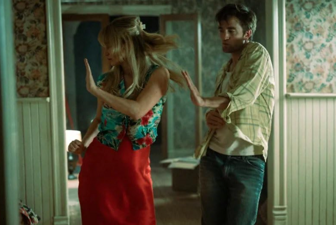 영화 ‘다이, 마이 러브’의 한 장면. 그레이스와 잭슨은 프랑스의 농가 주택으로 이사를 옵니다. 위 사진은 두 사람이 이사 직후 춤을 추는 장면. 이때까지만 해도 두 사람의 관계는 자유로웠습니다. [IMDb]