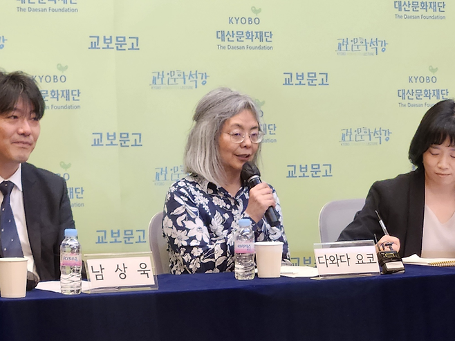 다와다 요코가 19일 광화문 교보문고 빌딩에서 열린 기자간담회에 참석해 기자들의 질문에 답변하고 있다. <박윤예 기자>