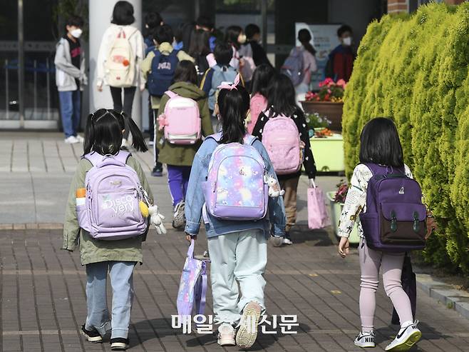 전국 모든 학교에서 정상 등교가 이뤄진 2일 서울 광진구 광장초등학교 학생들이 등교하고 있다. [사진=공동취재단]