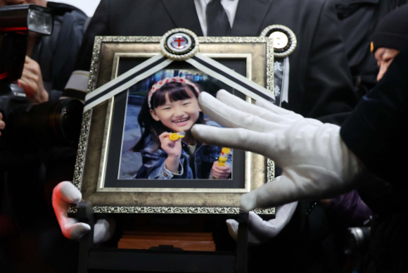 학교에서 교사에게 살해된 김하늘(8)양 영정 사진. [사진출처 = 연합뉴스]