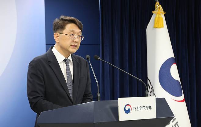 최우혁 과학기술정보통신부 정보보호네트워크정책관이 19일 오전 서울 종로구 정부서울청사에서 SKT 침해사고 관련 민관합동조사단 중간 조사 결과를 발표하고 있다. 2025.05.19.[이충우 기자]