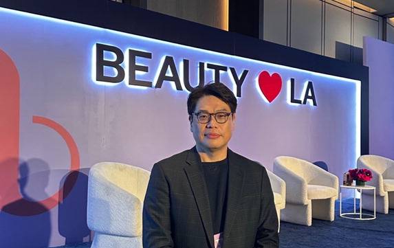 최재호 대표가 지난 1월 미국 뷰티 업계 자선행사에 참석해 기념촬영을 하고 있다.  한성USA