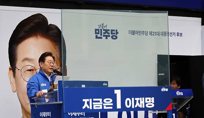 이재명 더불어민주당 대선후보가 19일 서울 영등포구 타임스퀘어에서 열린 유세에서 연설을 하고 있다. 이 후보의 유세 차량 연단에는 이날부터 3면에 걸쳐 방탄 유리막이 설치됐다.  2025.5.19 [김호영 기자]