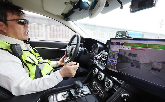 19일 경찰이 서울 내부순환로에서 암행 순찰차를 운행하며 과속 차량을 단속하고 있다. 서울경찰청은 지난 15일부터 올림픽대로, 강변북로 등 자동차전용도로에서 차량 탑재형 단속 장비를 장착한 암행 순찰차를 집중 운영하고 있다. 이 장비는 레이더가 주변 차량의 속도를 측정하고 고성능 카메라가 차량 번호를 인식해 과속 여부를 자동으로 확인한다.  2025.5.19 [사진 = 공동취재단]