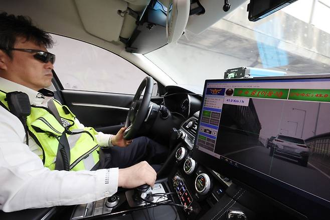 19일 경찰이 서울 내부순환로에서 암행 순찰차를 운행하며 과속 차량을 단속하고 있다. 서울경찰청은 지난 15일부터 올림픽대로, 강변북로 등 자동차전용도로에서 차량 탑재형 단속 장비를 장착한 암행 순찰차를 집중 운영하고 있다. 이 장비는 레이더가 주변 차량의 속도를 측정하고 고성능 카메라가 차량 번호를 인식해 과속 여부를 자동으로 확인한다. 공동취재단