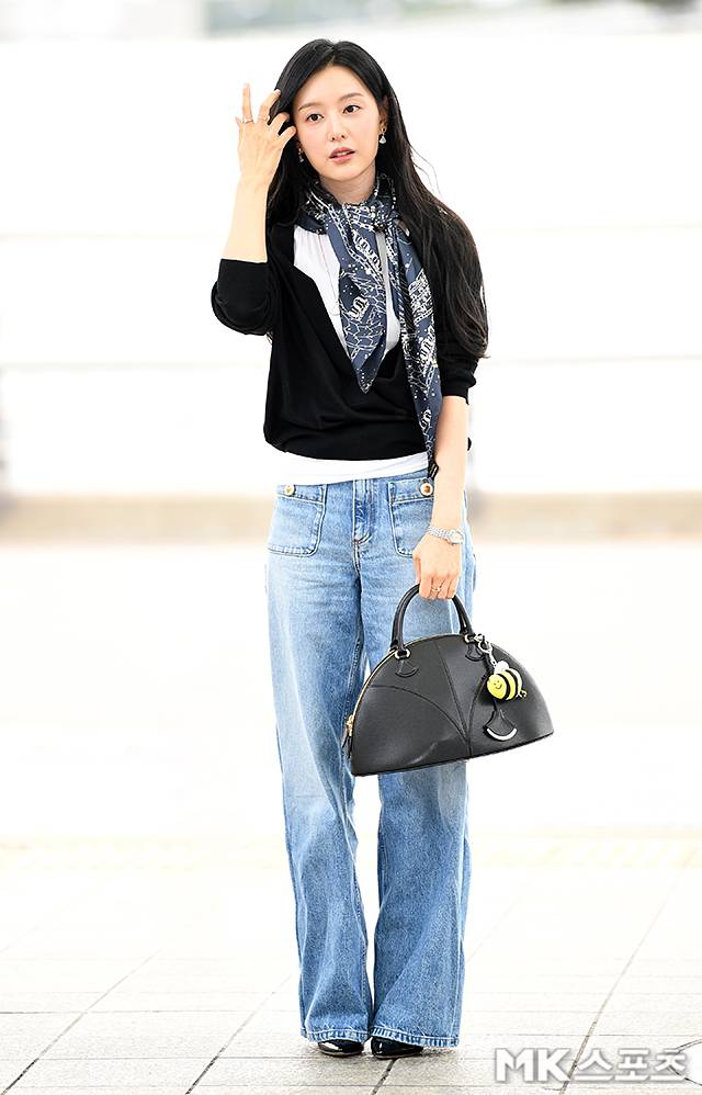 배우 김지원이 이른 아침 인천국제공항에 모습을 드러내자마자 팬들로 둘러싸였다. 사진=천정환 기자