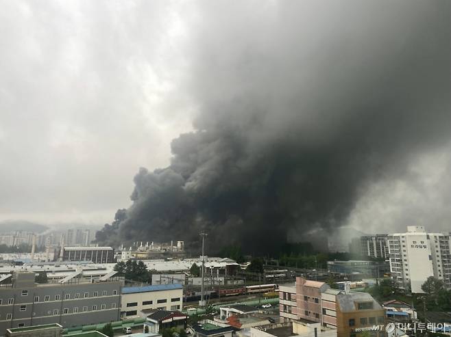 (광주=뉴스1) 김태성 기자 = 17일 오전 7시 11분쯤 광주 광산구 송정동의 금호타이어 공장에서 불이 나 소방당국이 진화하고 있다. 2025.5.17/뉴스1  Copyright (C) 뉴스1. All rights reserved. 무단 전재 및 재배포,  AI학습 이용 금지. /사진=(광주=뉴스1) 김태성 기자