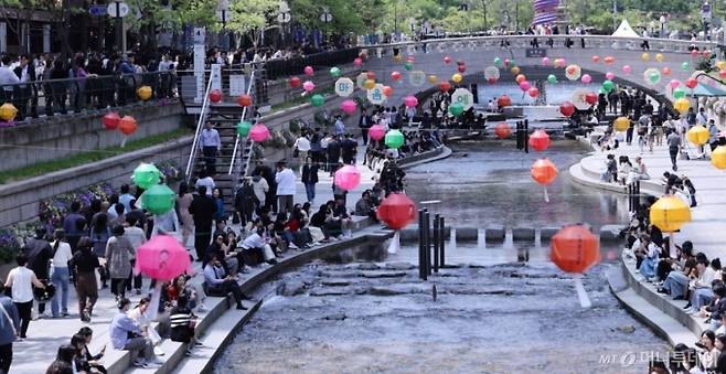 봄보다는 초여름에 가까운 날씨를 보인 30일 오후 서울 청계천을 찾은 시민들이 가벼운 옷차림으로 즐거운 점심시간을 보내고 있다. 2025.4.30/사진=뉴스1  Copyright (C) 뉴스1. All rights reserved. 무단 전재 및 재배포,  AI학습 이용 금지.