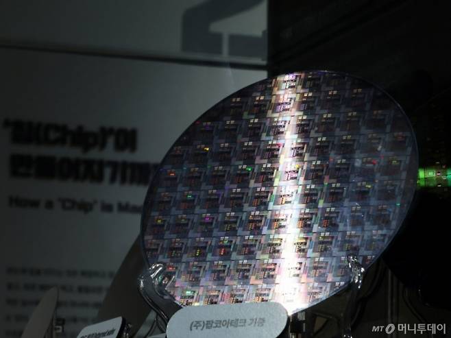 15일 경기 과천시 과천국립과학관 미래상상,SF관에서 웨이퍼가 빛을 반사하고 있다.  정부는 이날 경제관계장관회의 겸 산업경쟁력강화 관계장관회의에서 필수 추가경정예산(추경)안과 관련해 "반도체 산업에 대한 지원을 33조 원으로 대폭 확대하고, 재정도 2026년까지 4조 원 이상 투입하겠다"고 밝혔다.  2025.4.15/사진=뉴스1  Copyright (C) 뉴스1. All rights reserved. 무단 전재 및 재배포,  AI학습 이용 금지.