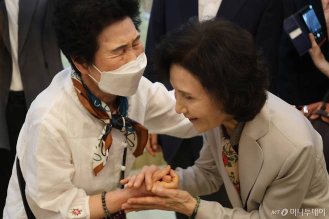 [서울=뉴시스] 권창회 기자 = 김문수 국민의힘 대선 후보 부인 설난영 여사가 18일 서울 서초구 관문사에서 열린 대한불교천태종 중앙신도회장 이취임 법요식에 참석해  신도들과 인사를 나누고 있다. (사진=국민의힘 제공) 2025.05.15. photo@newsis.com *재판매 및 DB 금지 /사진=