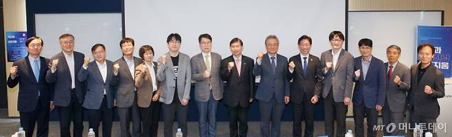 19일 서울 강남구 카이스트 도곡캠퍼스에서 열린 '혁신과 미래전략 심포지움'에서 강호병 머니투데이 대표(왼쪽 아홉번째), 김경수 카이스트 대외부총장, 오태석 한국과학기술기획평가원장, 이근 한국경제학회장과 주요 참석자들이 기념촬영을 하고 있다. /사진=이기범 leekb@