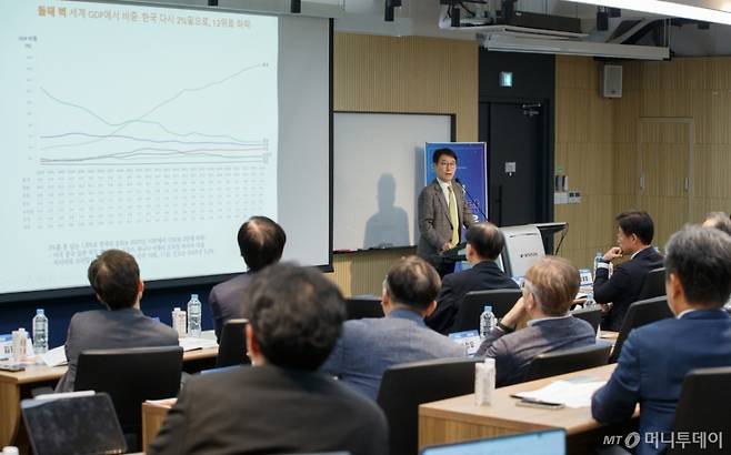 이근 한국경제학회장이 19일 서울 강남구 카이스트 도곡캠퍼스에서 열린 '혁신과 미래전략 심포지움'에서 '한국경제의 혁신체제와 미래전략'에 대해 기조발제를 하고 있다. /사진=이기범 기자 leekb@