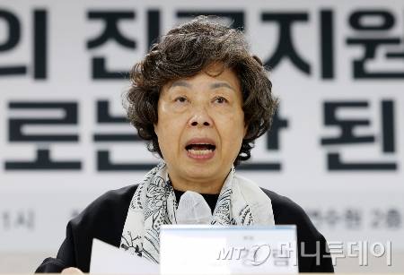 [서울=뉴시스] 이영환 기자 = 신경림 대한간호협회 회장이 19일 오후 서울 중구 대한간호협회 서울연수원에서 긴급 기자회견을 열고 간호사 진료지원업무 교육·자격 체계 개선을 촉구하고 있다. 2025.05.19. 20hwan@newsis.com /사진=이영환