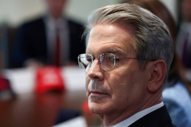 스콧 베선트 미국 재무장관이 지난달 30일(현지시간) 미국 워싱턴DC 백악관에서 열린 도널드 트럼프 대통령 주재 각료 회의에서 질문하는 기자 방향을 돌아보고 있다.   /로이터=뉴스1