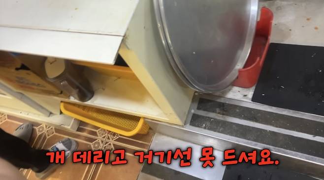 안내견을 동반한 시각장애인을 창고 같은 공간으로 안내한 부산 횟집 모습이 공개돼 공분을 샀다. /사진=유튜브 채널 우령의 유디오 갈무리