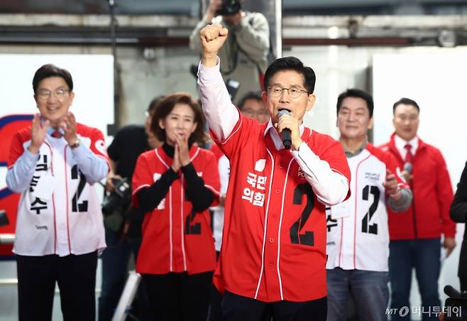 (서울=뉴스1) 김민지 기자 = 김문수 국민의힘 대통령 후보가 19일 서울 중구 서울역 광장에서 유세를 하고 있다. 2025.5.19/뉴스1  Copyright (C) 뉴스1. All rights reserved. 무단 전재 및 재배포,  AI학습 이용 금지. /사진=(서울=뉴스1) 김민지 기자