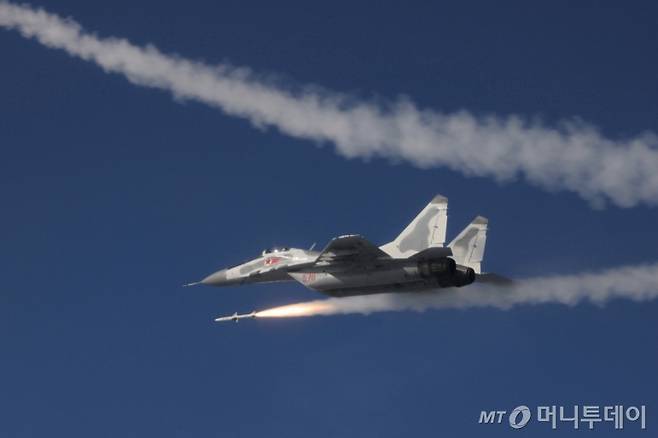 북한 노동당 기관지 노동신문이 지난 17일 "경애하는 김정은동지께서 5월15일 조선인민군(북한군) 근위 제1공군사단 관하 비행연대를 방문하시고 공군비행대들의 반항공전투 및 공습훈련을 지도했다"고 보도했다. / 사진=뉴스1(노동신문)