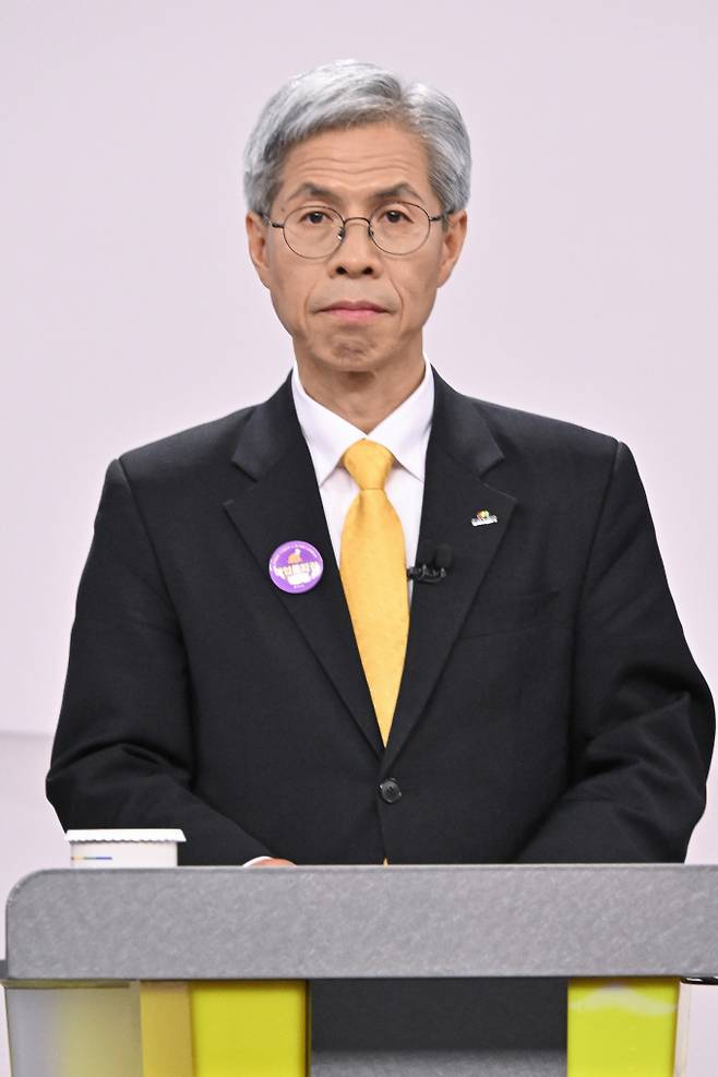 권영국 민주노동당 대선 후보가 18일 서울 마포구 SBS프리즘타워에서 열린 중앙선거방송토론위원회 주관 제21대 대통령선거 후보자 토론회 시작에 앞서 준비하고 있다. / 사진=뉴시스 권창회 기자 /사진=권창회