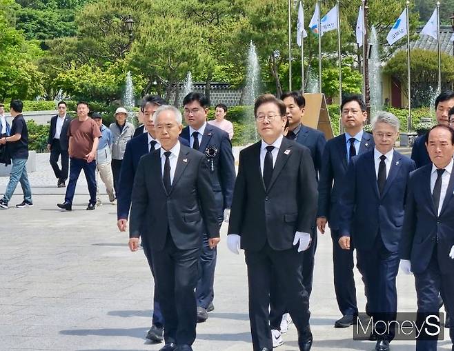 양 의원은 "이 후보는 소년공 출신으로 어려운 환경을 견디며 스스로 길을 개척한 인물이다. 바닥부터 시작해 기름때 묻은 손으로 쌓아 올린 시간이 '억강부약'이라는 그의 정치 철학을 만들어냈다"며 "억강부약은 이 후보에게는 수사가 아니라 삶 속에서 체득된 신념"이라고 했다. 사진은 지난 1월 이재명 더불어민주당 대표가 광주 동구 5·18민주광장을 찾아 양부남 의원(앞줄 왼쪽)과 참배에 나선 모습. /사진=양부남 의원실 제공