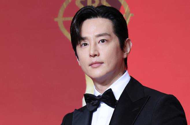 배우 권율이 품절남 대열에 합류한다. 사진은 지난해 12월 서울 마포구 상암동 SBS 프리즘타워에서 열린 '2024 SBS 연기대상' 레드카펫 행사에 참석한 배우 권율. /사진=뉴스1