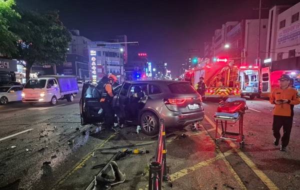 중앙선을 넘어가 마주 오던 차와 충돌해 사망사고를 낸 운전자의 채혈 검사 결과 면허 취소 수준으로 확인됐다. 사진은 인천 남동구 구월동 편도 4차로 도로에서 20대가 운전하던 벤츠 승용차가 중앙선을 넘어가 마주 오던 QM6와 충돌한 모습. /사진=뉴스1(인천소방본부 제공)