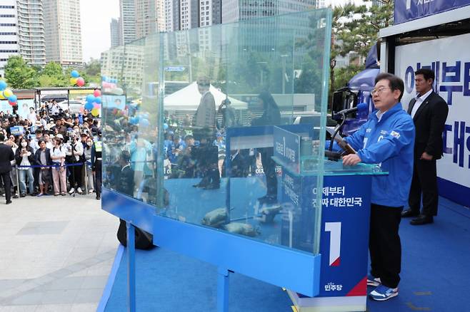 이재명 더불어민주당 대선 후보의 유세 현장에 방탄 유리막이 등장해 눈길을 끌고 있다. 사진은 이재명 더불어민주당 대선 후보가 19일 서울 용산구 용산역 광장에서 열린 집중유세에서 방탄유리가 설치된 유세차 위에서 지지호소를 하고 있는 모습. /사진=뉴시스