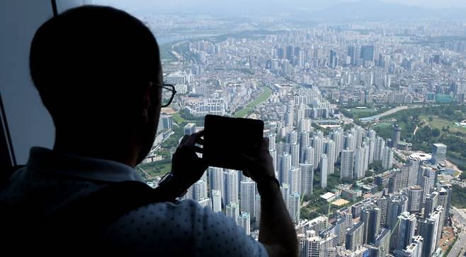 서울 아파트 거래량이 5년 만에 월 1만건을 기록한 가운데 강남권을 중심으로 상승 거래가 속출했다. 사진은 서울 송파구 서울스카이에서 바라본 아파트 단지 모습. /사진=뉴시스