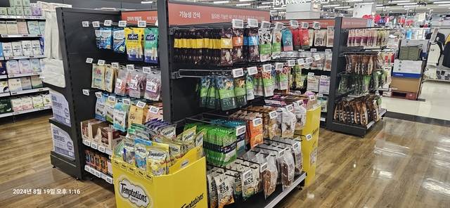 경기도가 대형마트 및 반려동물용품 전문매장을 대상으로 유통 중인 반려동물 사료를 수거해 검사를 실시한다. 경기도 제공