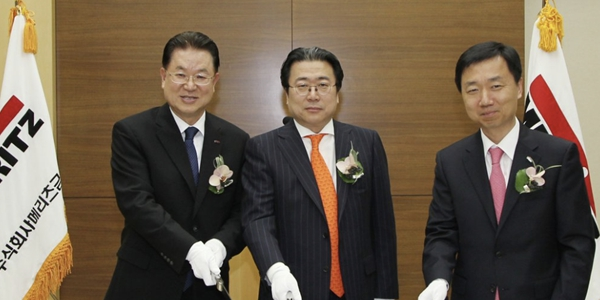 조정호(오른쪽) 회장이 2011년 3월 28일 서울 강남구 역삼동 메리츠타워에서 열린 메리츠금융그룹 출범식에서 원명수(왼쪽) 당시  부회장과 기념촬영을 하고 있다.  연합뉴스