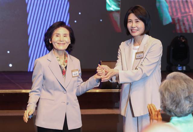 손잡은 이재명·김문수 부인 이재명 더불어민주당 대통령 선거 후보의 배우자 김혜경(오른쪽) 여사와 김문수 국민의힘 대선 후보의 배우자 설난영 여사가 지난 12일 서울 중구 신라호텔에서 열린 중앙신도회 창립 70주년 기념식에서 손을 맞잡고 있다. 연합뉴스