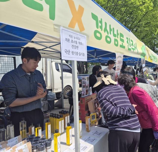 서울 서초구에서 열린 직거래장터의 경남 진주시 판매부스. 서초구청 제공