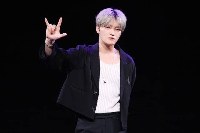 가수 김재중이 19일 오후 서울 마포구 MBC 골든마우스홀에서 열린 새 미니앨범 ‘뷰티 인 카오스(Beauty in Chaos)’ 발매 기자간담회에서 포즈를 취하고 있다. 연합뉴스