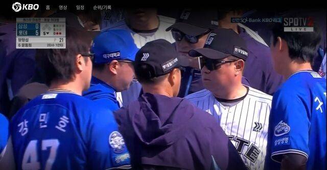 박진만 감독이 김태형 감독에게 사과하는 장면/티빙 캡쳐