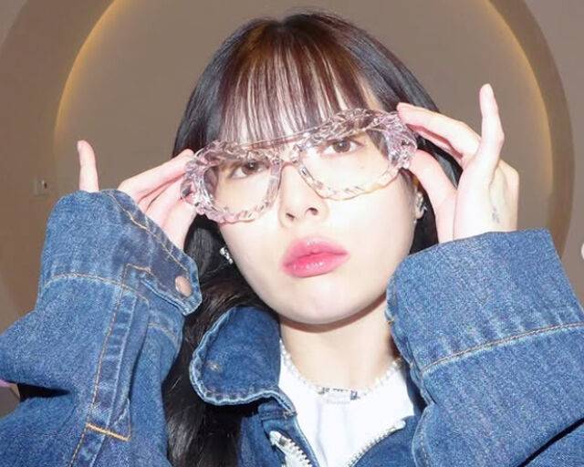 현아가 화려한 안경을 쓰고 시크한 표정을 짓고 있다. / 현아 SNS 캡처