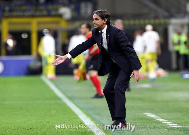 인테르 밀란의 시모네 인자기 감독이 19일 라치오와 경기에서 선수들에게 손짓을 하고 있다. /게티이미지코리아